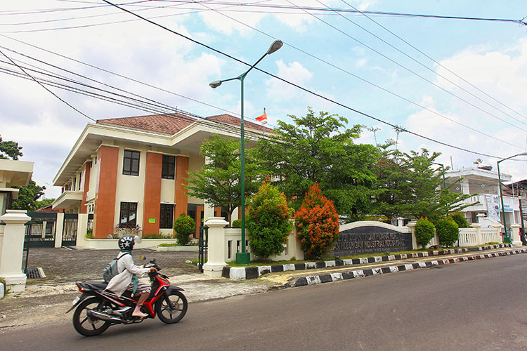 SIDANG DIPINDAH: Pengguna jalan melintas di depan Pengadilan Tipikor dan HI Jogjakarta di Jalan Prof Dr Soepomo, Jogja (5/2/2026).