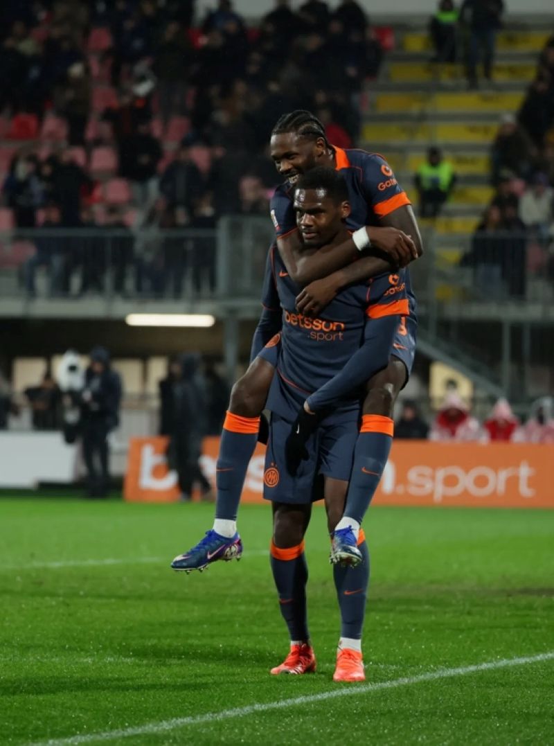 Selebrasi pemain Inter, Ange-yoan Bonny setelah mencetak gol dalam kemenangan Inter 2-1 atas Torino di Coppa Italia