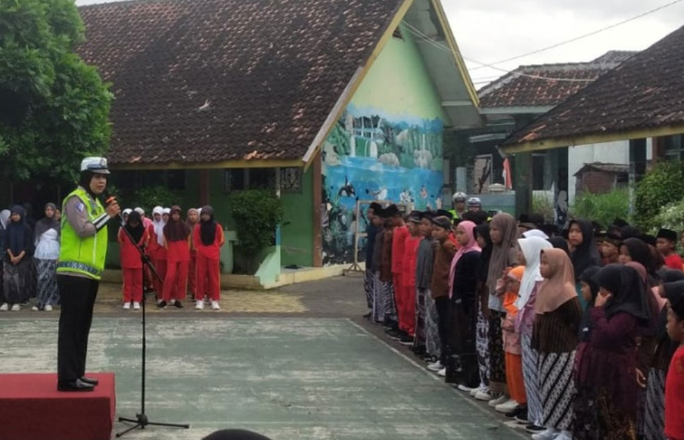 BINLUH: Kanit Lantas Polsek Pleret Aiptu Kristin saat memberikan edukasi terhadap siswa SD Bawuran tentang keselamatan berlalulintas kemarin (5/2).