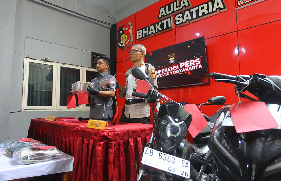 Kasat Reskrim Polresta Jogja Kompol Riski Adrian menunjukkan barang bukti berupa sandal yang dipasangi paku oleh pelaku pencurian dengan pemberatan (curat), di Mapolresta Jogja, kemarin (5/2).