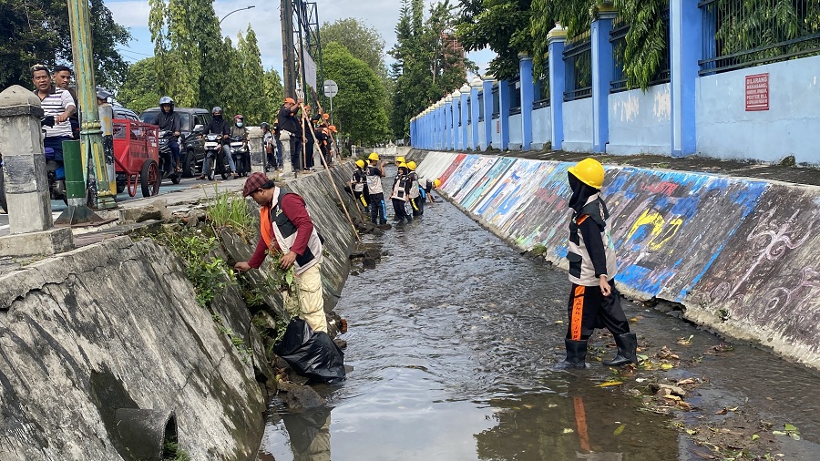 RERESIK: Kegiatan bersih-bersih sampah pelajar Kota Jogja di kawasan Perempatan Jetis, Jogja, Jumat (6/2/2026).