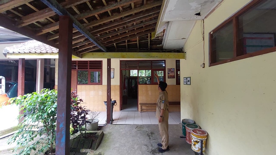 RUSAK: Guru SDN Hargotirto menunjukkan kerusakan sekolah mereka yang berlangsung belasan tahun.
