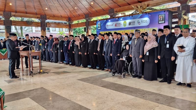 PENGAMBILAN SUMPAH: Bupati Bantul Abdul Halim Muslih menjabat 163 pejabat pengawas dan administrasi di Pandopo Manggala Parasamya Bantul Jumat (6/2).