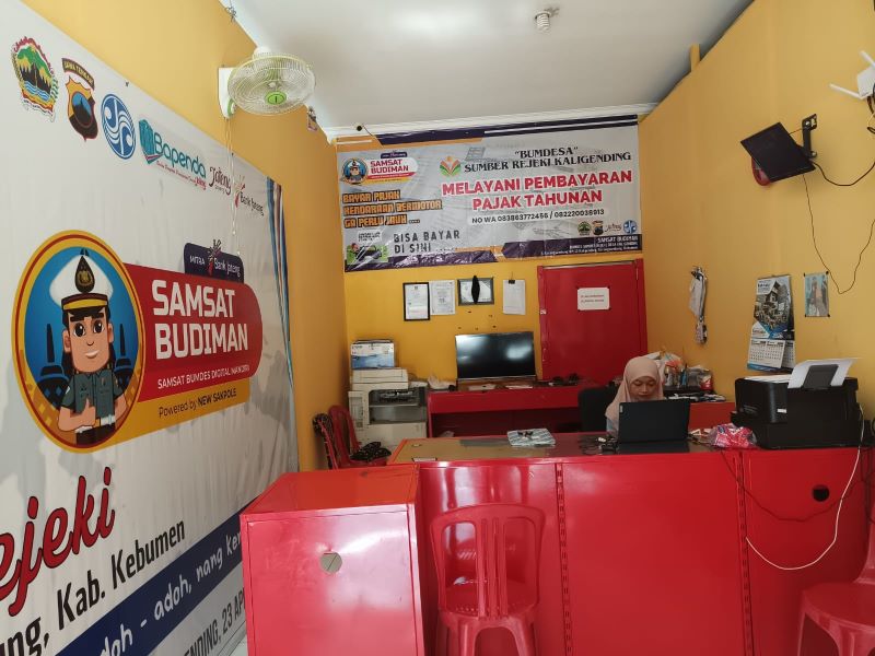 ADA DI DESA: Layanan bayar pajak kendaraan bermotor di BUMDes Sumber Rejeki, Kaligending, Karangsambung.