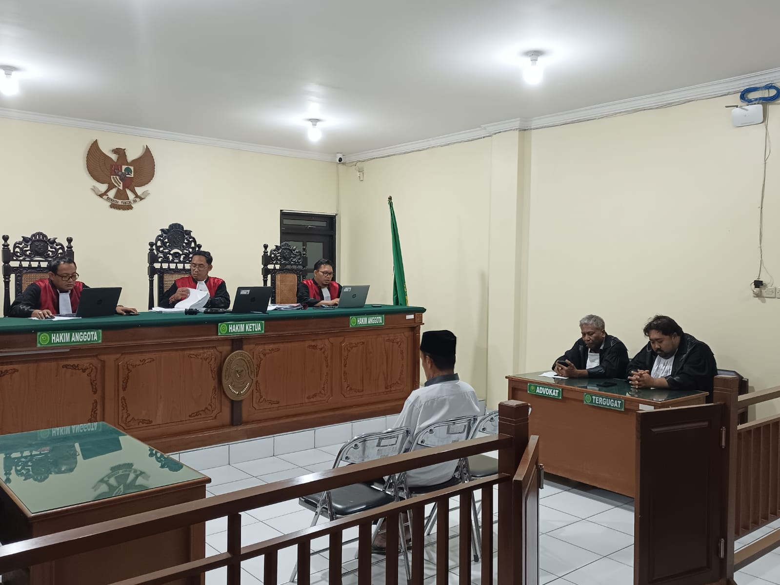 MEJA HIJAU : Khanifudin, terdakwa kasus pemalsuan surat menjalani sidang dengan agenda pembacaan putusan di Pengadilan Negeri (PN) Kebumen, Jumat (6/2).