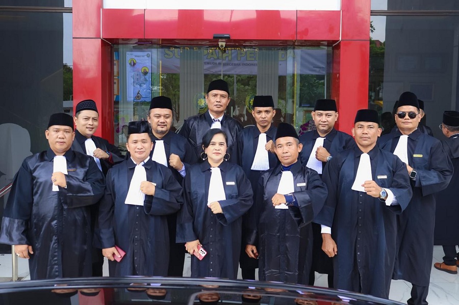 SIAP:&nbsp;Jajaran Tim Hukum Sultan HB II, mereka menuntut pertanggungjawaban pemerintah Inggris terhadap peristiwa Geger Sepehi 1812.  &nbsp;