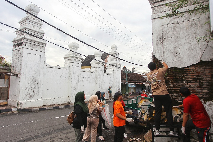 Petugas membersihkan tanaman liar saat kegiatan bersih-bersih serentak dalam Gerakan Jogja Berhati Nyaman inisiasi Pemkot Jogja di Jalan Ngasem, Kota Jogja, Jumat (6/2/2026).