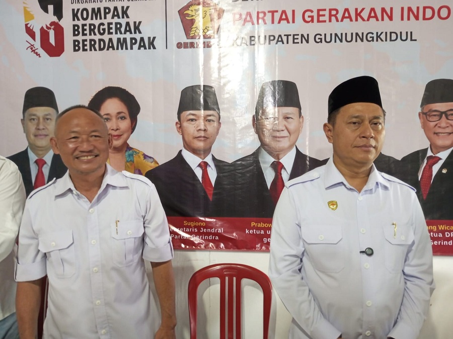 Ketua DPC Gerindra Gunungkidul Purwanto bersama Wakil Bupati Gunungkidul Joko Parwoto sedang memberikan keterangan ke wartawan.