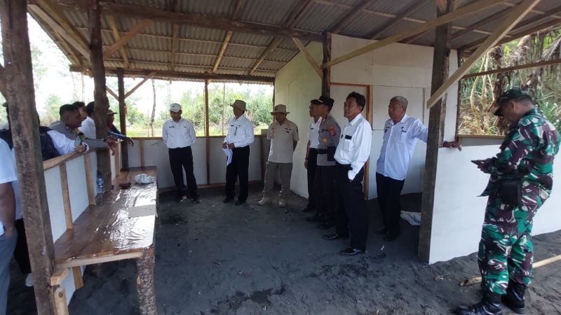 KUJUNGAN LOKASI:  Tim Gabungan Pemkab Kulon Progo meninjau kafe yang beroperasi di Greenbelt.&nbsp;
