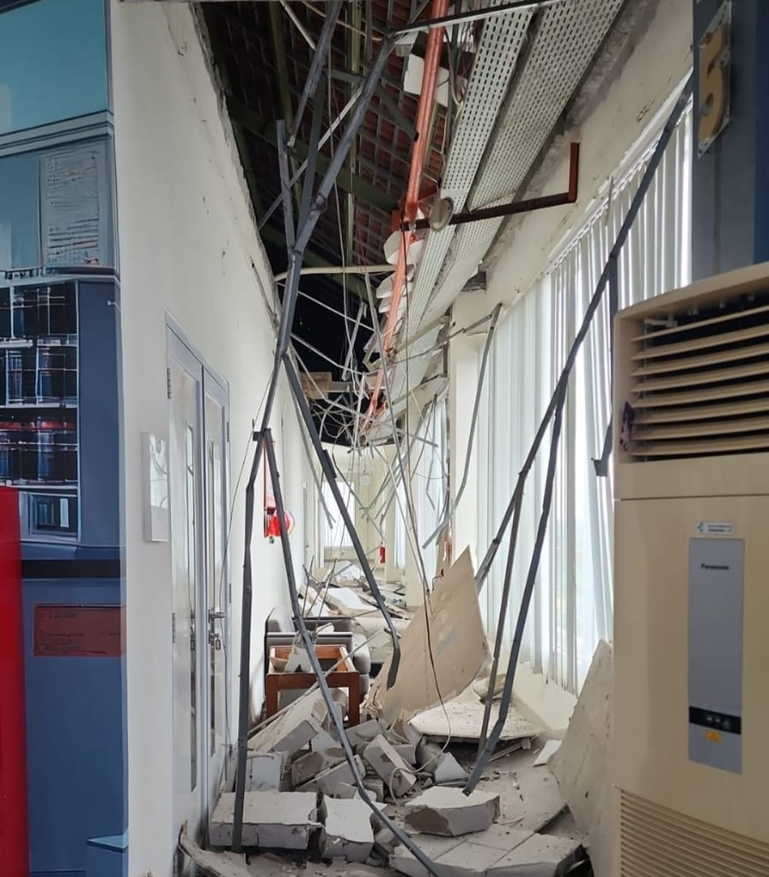 TERDAMPAK: Bangunan di BB Labkemas Yogyakarta menjadi salah satu yang terdampak paling parah akibat gempa Pacitan, Jumat (6/2).