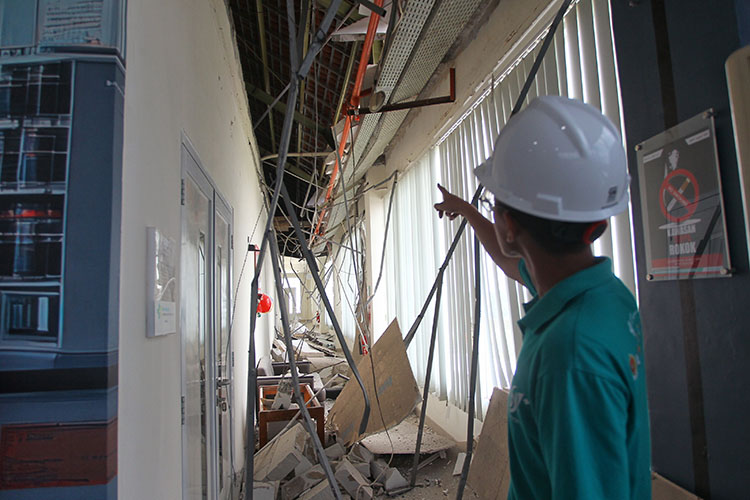 Petugas mengamati kerusakan dampak gempa bumi di Balai Besar Laboratorium Kesehatan Masyarakat (BB Labkesmas) Yogyakarta, di Jalan Imogiri Timur, Bantul, Jumat (6/2/2026).