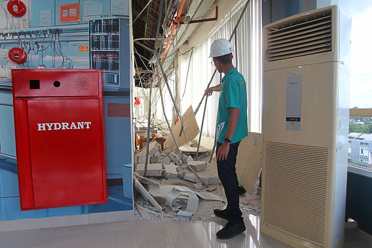 Petugas mengamati kerusakan dampak gempa bumi di Balai Besar Laboratorium Kesehatan Masyarakat (BB Labkesmas) Yogyakarta, di Jalan Imogiri Timur, Bantul, Jumat (6/2/2026).