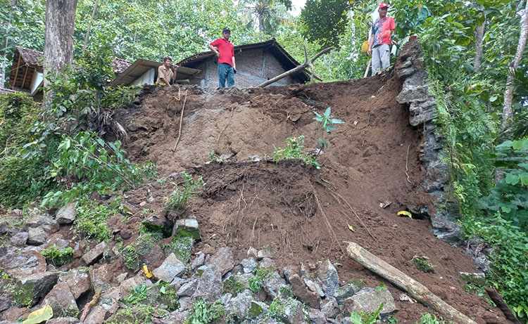 Talut di samping rumah milik Suparnin, 54, longsor setelah gempa, dengan ukuran panjang sekitar 6 meter dan tinggi 4 meter.