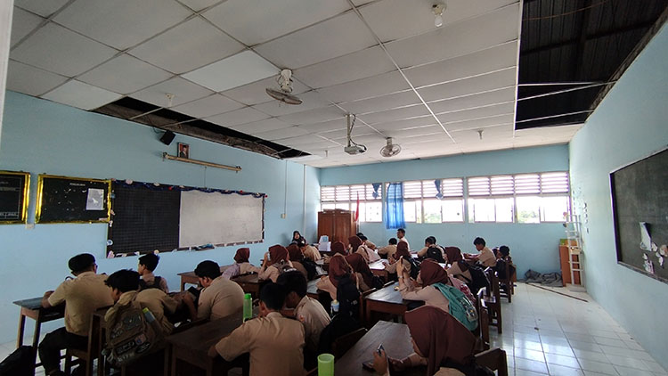 TERDAMPAK: Siswa SMP 1 Jetis sedang melakukan kegiatan belajar mengajar di kelas yang terdampak gempa Pacitan, Jumat (6/2/2026).