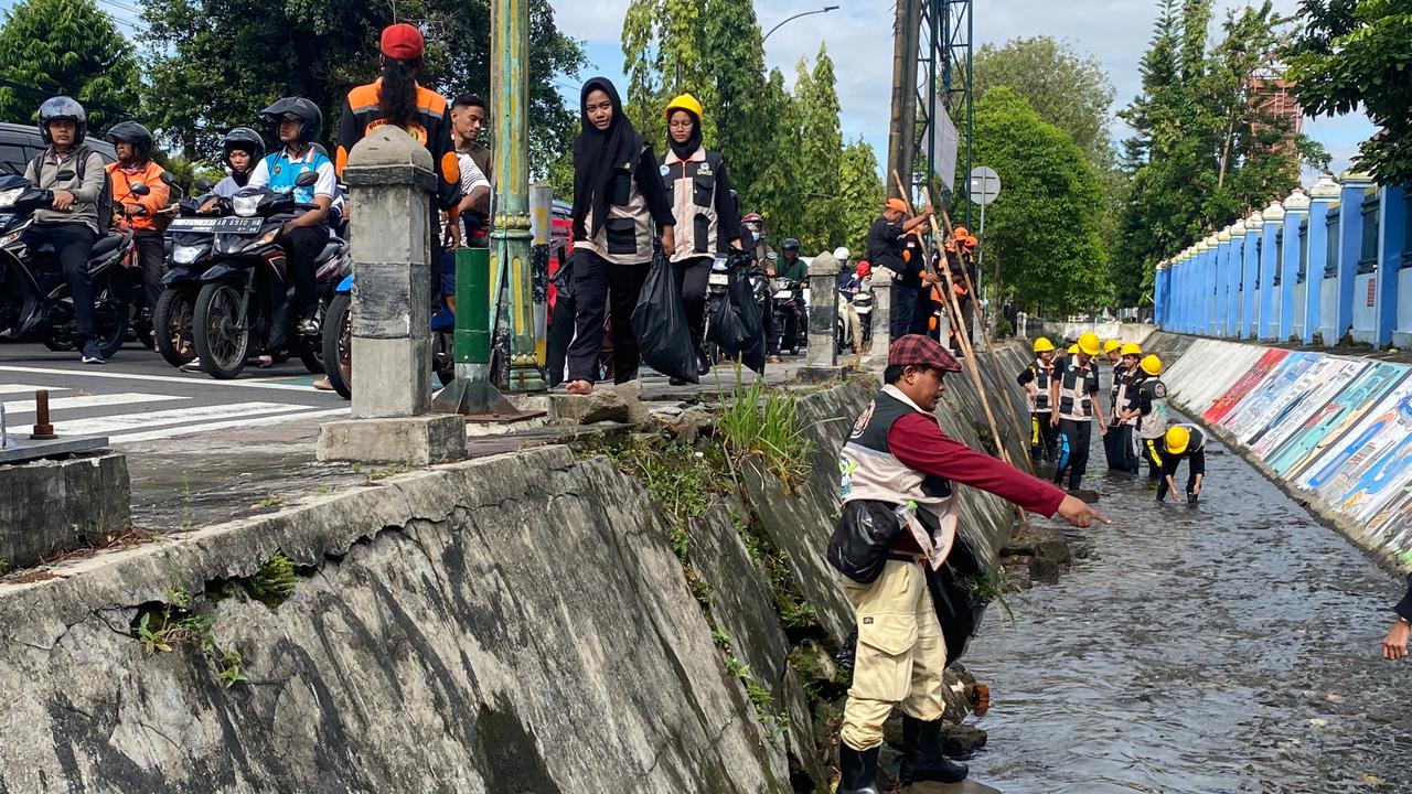 Kegiatan bersih-ersih sampah pelajar Kota Jogja di kawasan Perempatan Jetis, Jogja, Jumat (6/2/2026).