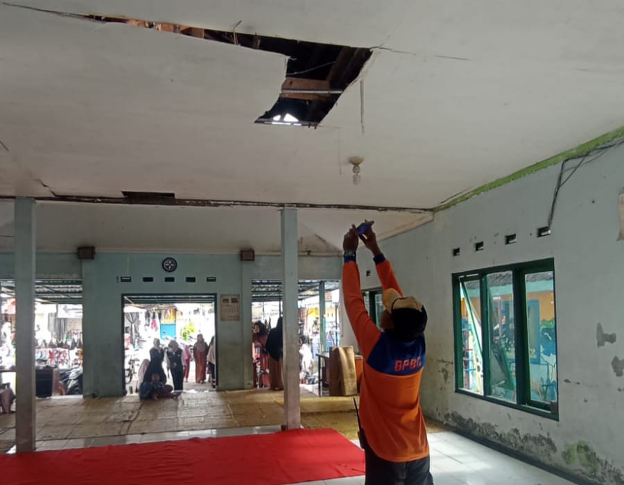 Kondisi atap bangunan Balai Kampung Tahunan RT. 13/RW.03, Kemantren Umbulharjo, Kota Jogja yang rusak akibat gempa bumi tektonik pada Jumat (6/2/2026).