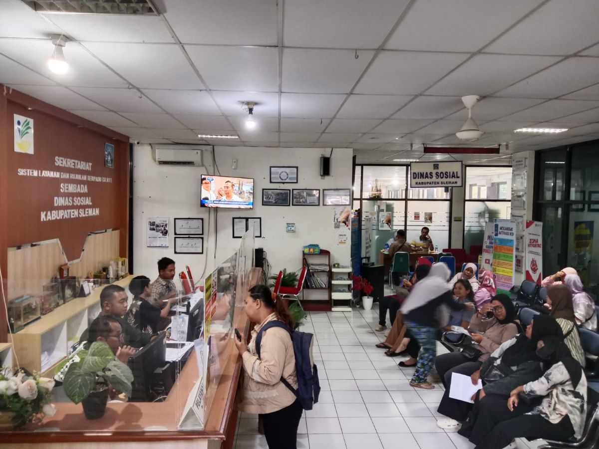 Warga yang mendatangi Kantor Dinas Sosial