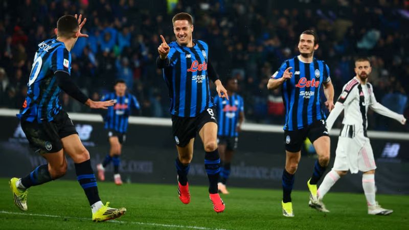 Para pemain Atalanta rayakan kemenangan atas Juventus di Coppa Italia