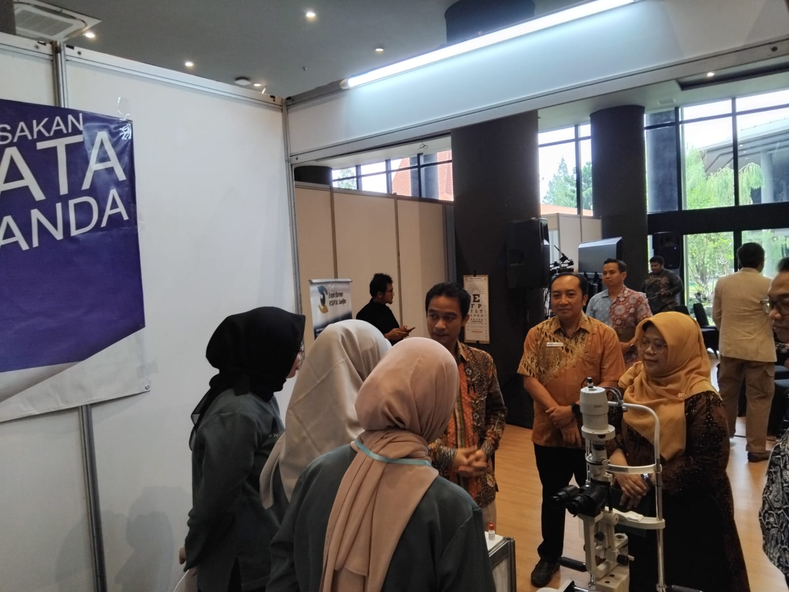 Prof. Retno Sutomo, Wakil Dekan Bidang Penelitian dan Pengembangan FK-KMK UGM, Lina Choridah dan Wakil Rektor Bidang Penelitian, Pengembangan Usaha, dan Kerjasama UGM, Danang Sri Hadmoko