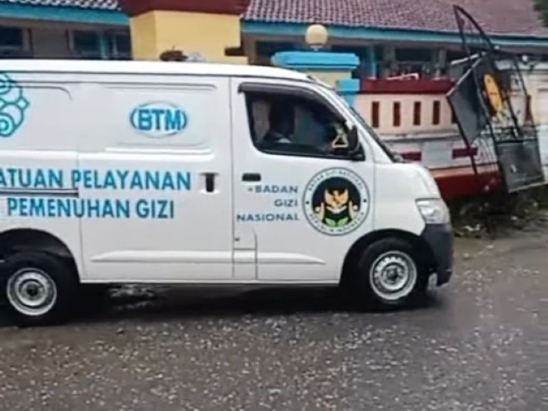 KECELAKAAN : Potongan video mobil SPPG terlibat kecelakaan tunggal di Desa Clapar, Kecamatan Karangsambung pada Jumat (6/2) sore. Mobil tanpa muatan itu menabrak pagar sekolah dasar hingga roboh.