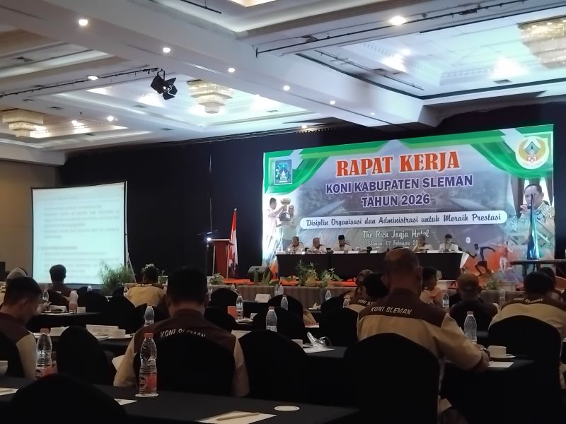 Pengurus KONI Sleman saat berfoto bersama di kegiatan Rapat Kerja Kabupaten (Rakerkab) Tahun 2026 di The Rich Jogja Hotel, Sleman Sabtu (7/2).