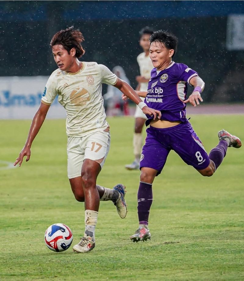 SENGIT: Para pemain Persiba Bantul saat menghadapi PSGC Ciamis pada laga perebutan juara tiga di Stadion Sriwedari, Solo Sabtu (7/2) sore.