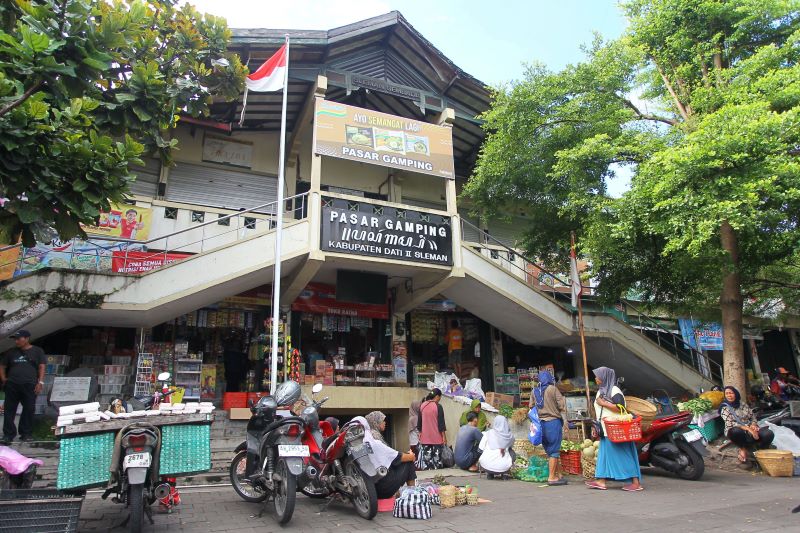 Aktivitas jual beli di Pasar Gamping beberapa waktu lalu. Praa-Koperasi Rukun Maju sudah ada di Pasar Gamping.