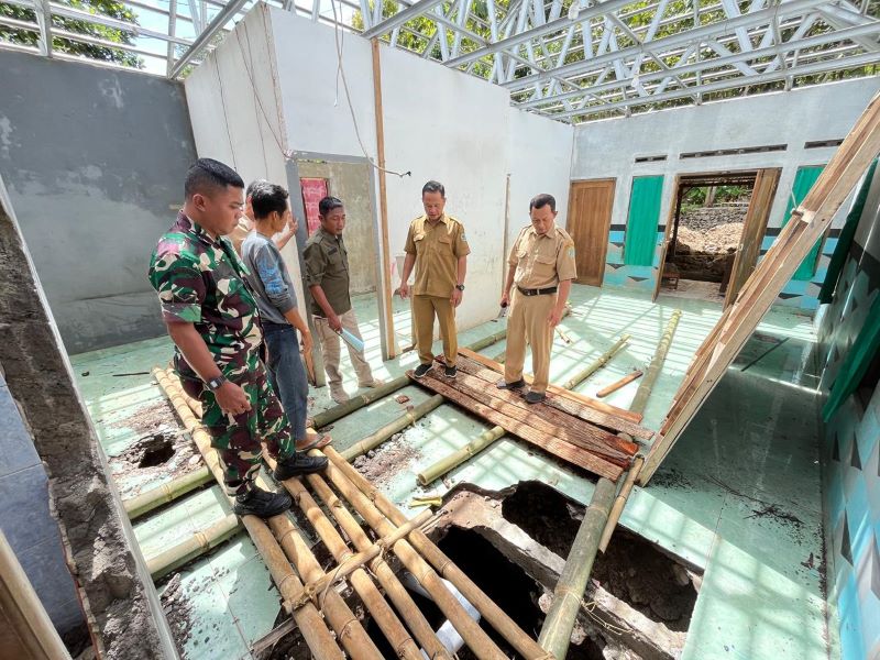 SINKHOLE: Kondisi tanah di bawah rumah warga Kalurahan Girikarto, Panggang, Gunungkidul yang ambles pada Januari lalu.