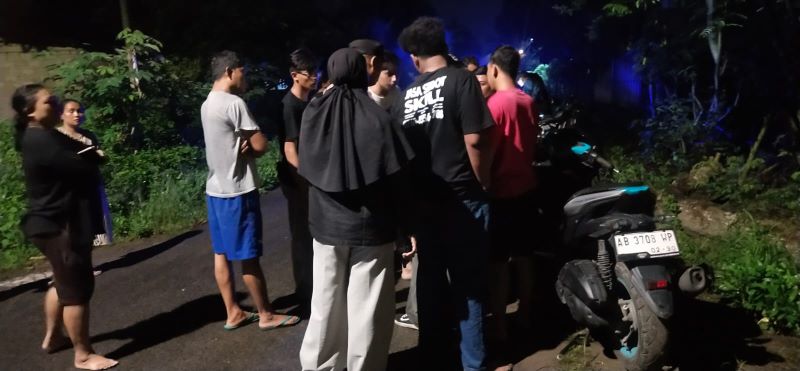 Warga dan para korban menemukan motor dan senjata tajam milik pelaku di Bungas, Kalurahan Sumberagung, Kapanewon Jetis
