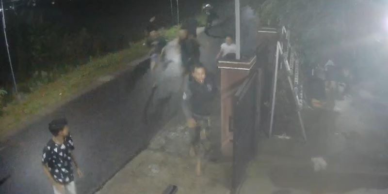 Para pemuda menyerang warga menggunakan senjata tajam