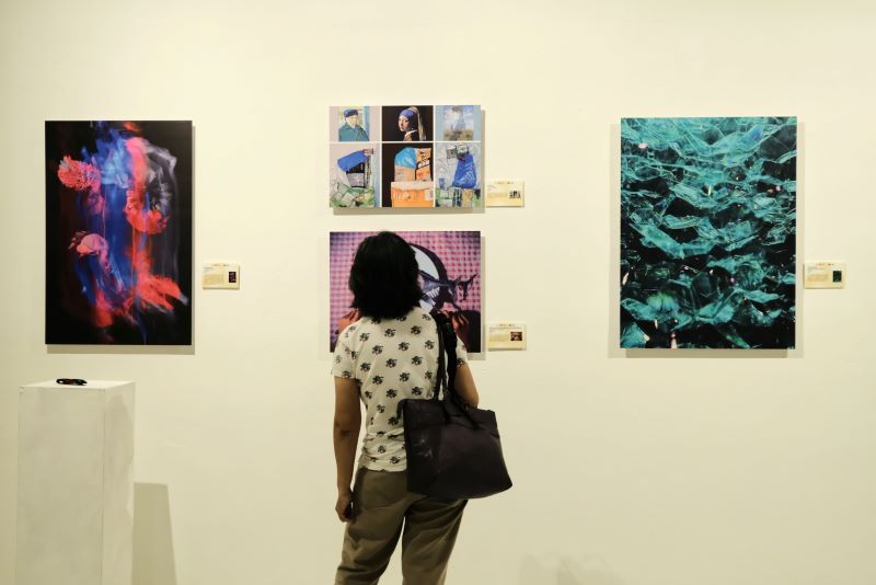 Pengunjung mengamati karya-karya foto yang dipamerkan dalam 1st Indonesia International Youth Photo Festival (IIYPF) 2026, di Kampus ISI Jogja Minggu (8/2).
