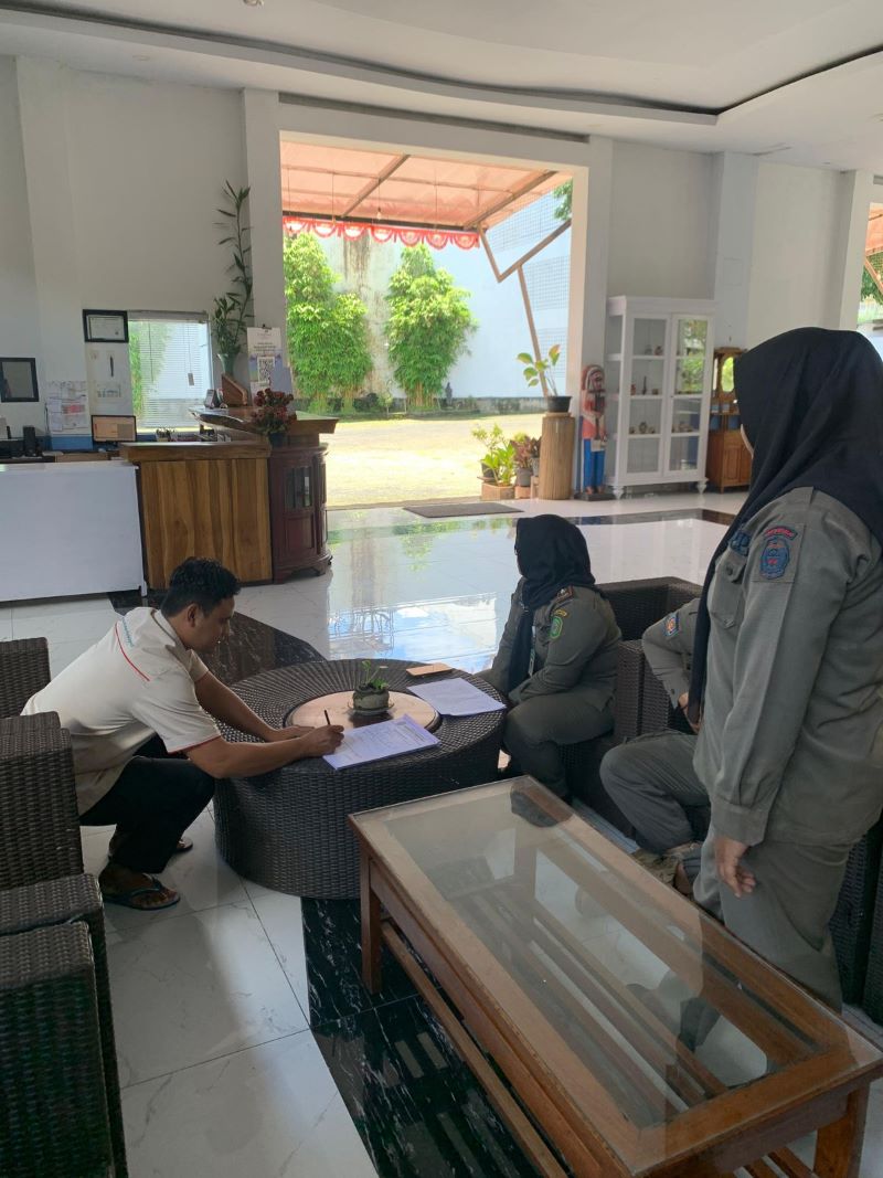 MENINDAK: Menjelang Ramadan, Satpol PP Bantul sedang melakukan patroli di hotel non berbintang Selasa (3/2).