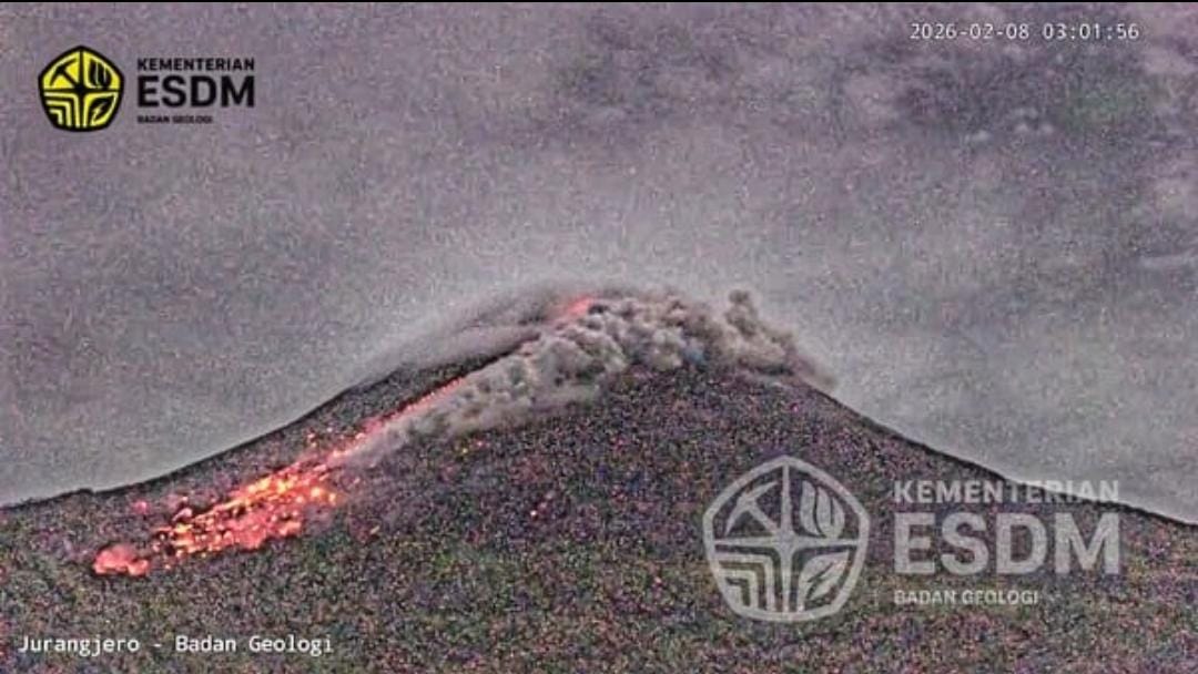 Merapi luncurkan Wedhus Gembel atau Awan panas guguran (APG) Minggu (8/2/2026) pukul 03.01 WIB. Tertekam dari CCTV Jurangjero.