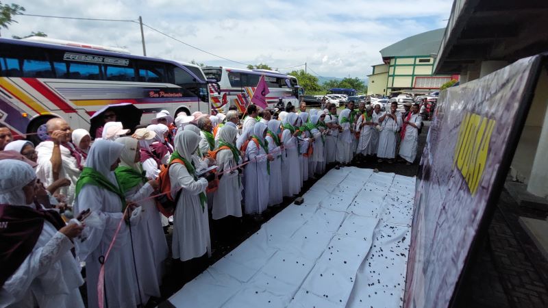 LATIHAN: Calon jemaah haji DIY menjalani manasik di skema lempar jumroh Minggu (8/2).