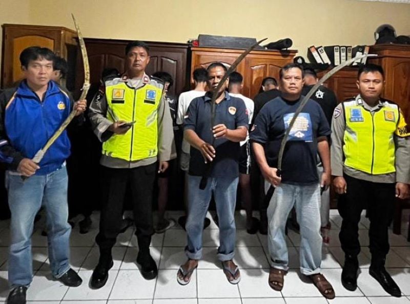 Petugas dari Polsek Buayan menunjukkan barang bukti berupa celurit dari tangan kelompok remaja yang diduga akan terlibat aksi tawuran.