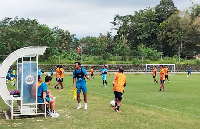 Para pemain PSS Sleman saat latihan di Lapangan Pakembinangun, Sleman