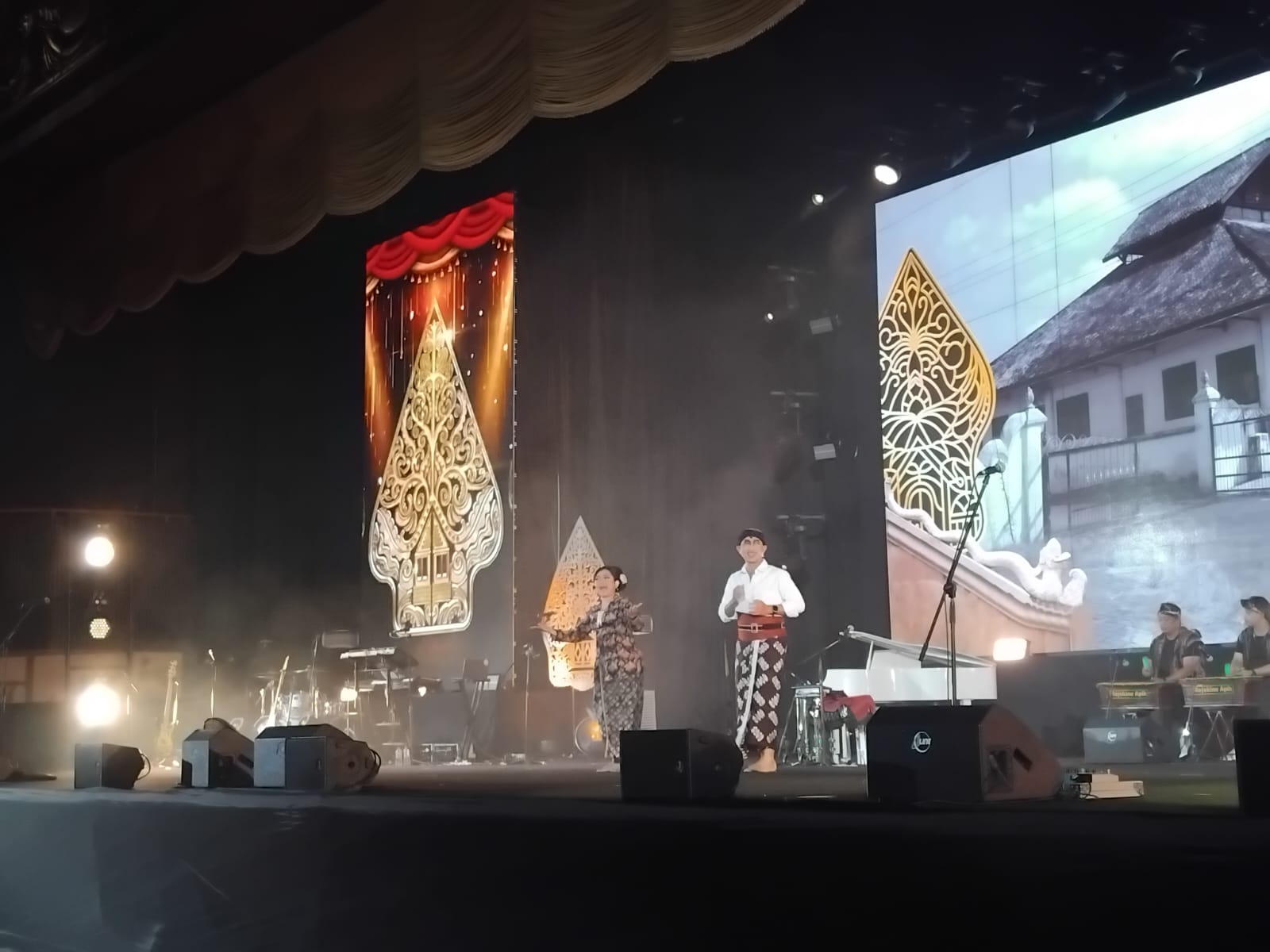 Keterangan, Salah satu penampilan kethoprak lintas generasi di acara Lustrum XVI Temu Alumni Akbar FK-KMK UGM di GSP, Sabtu (7/2) malam.