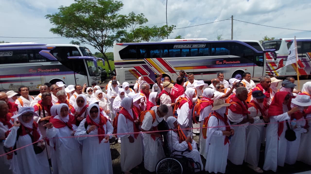 LATIHAN: Calon Jamaah Haji DIJ menjalani manasik di skema lempar jumroh.