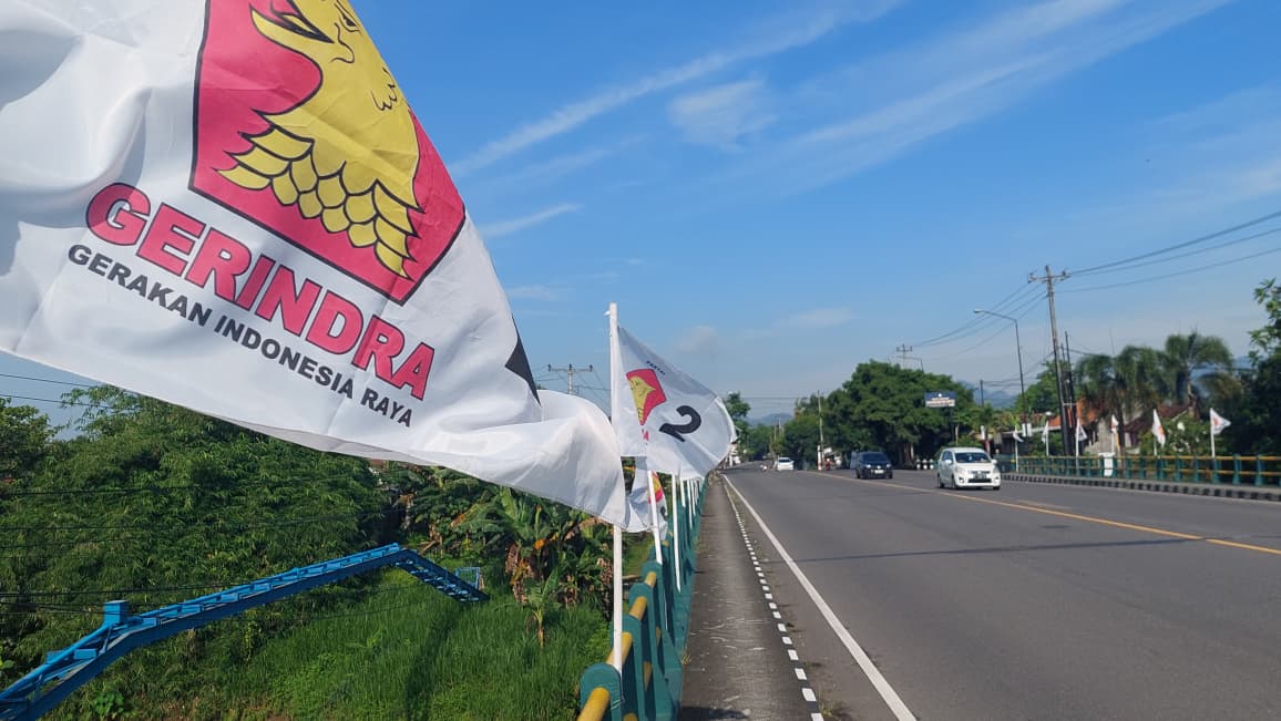 MELANGGAR: Bendera Partai Gerindra terpasang di Jalan Nasional Jogja Wates.