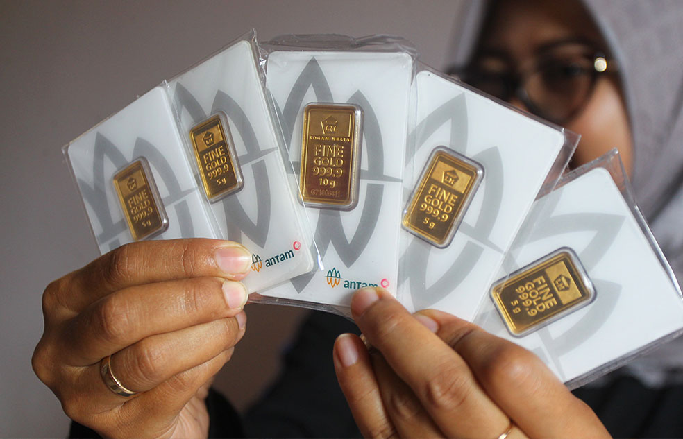 Sandra Nusantara, pemilik toko emas Orchid Gold, menunjukkan emas batangan Antam berbagai ukuran di Triharjo, Sleman, kemarin (8/2).
