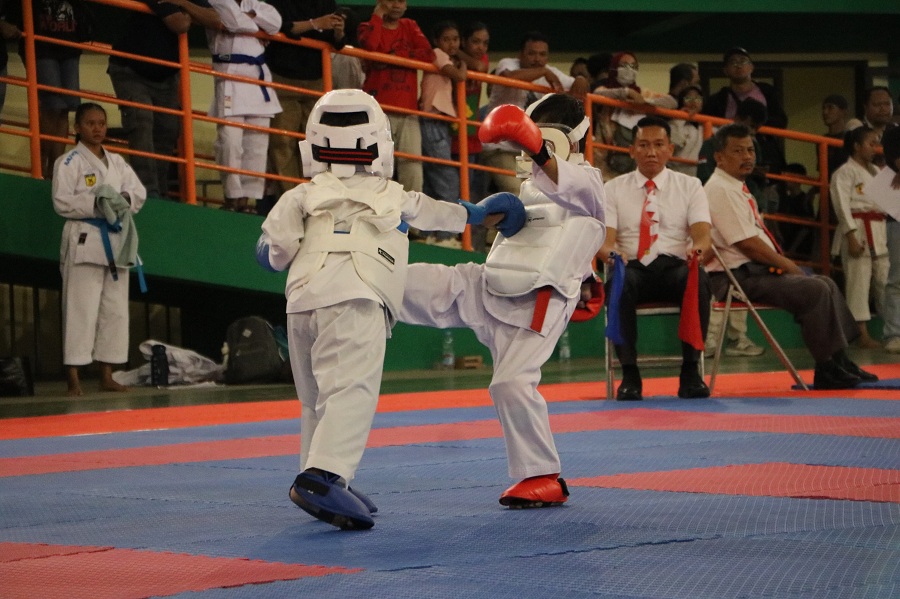 SERIUS: Pelajar bertanding dalam kejuaraan karate di GOR Cangkring.