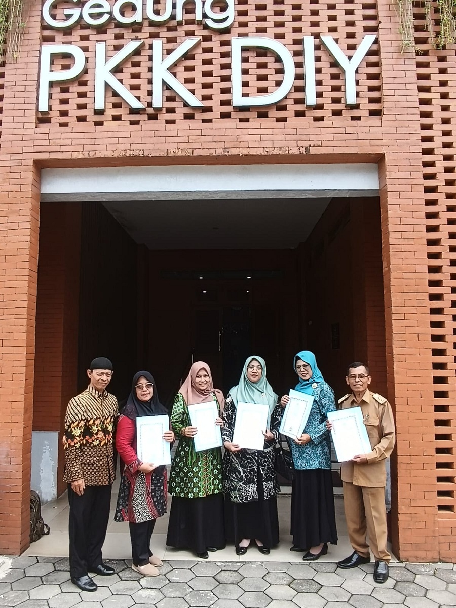 Ketua PKK Karangasem Asem Isti saat menerima sertifikat penghargaan peringkat pertama Program Pengembangan GKSTTB tingkat DIY 2025.