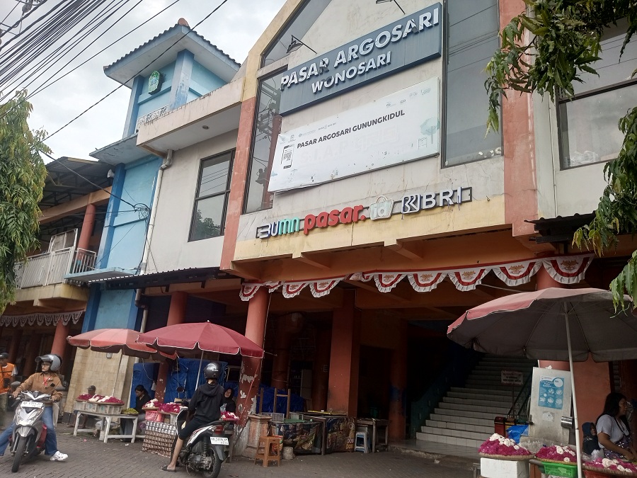 Aktivitas warga di pasar Argosari Wonosari pada Minggu (8/2/2026).