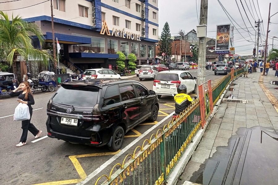Suasana bahu jalan di Jalan Pasar Kembang, Kota Jogja, yang dijadikan parkir kendaraan bermotor terutama mobil, Senin (9/2/2026).