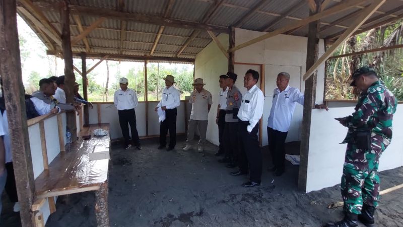 PEMANTAUAN: Personel Tim Gabungan meninjau bangunan liar di greenbelt.&nbsp;