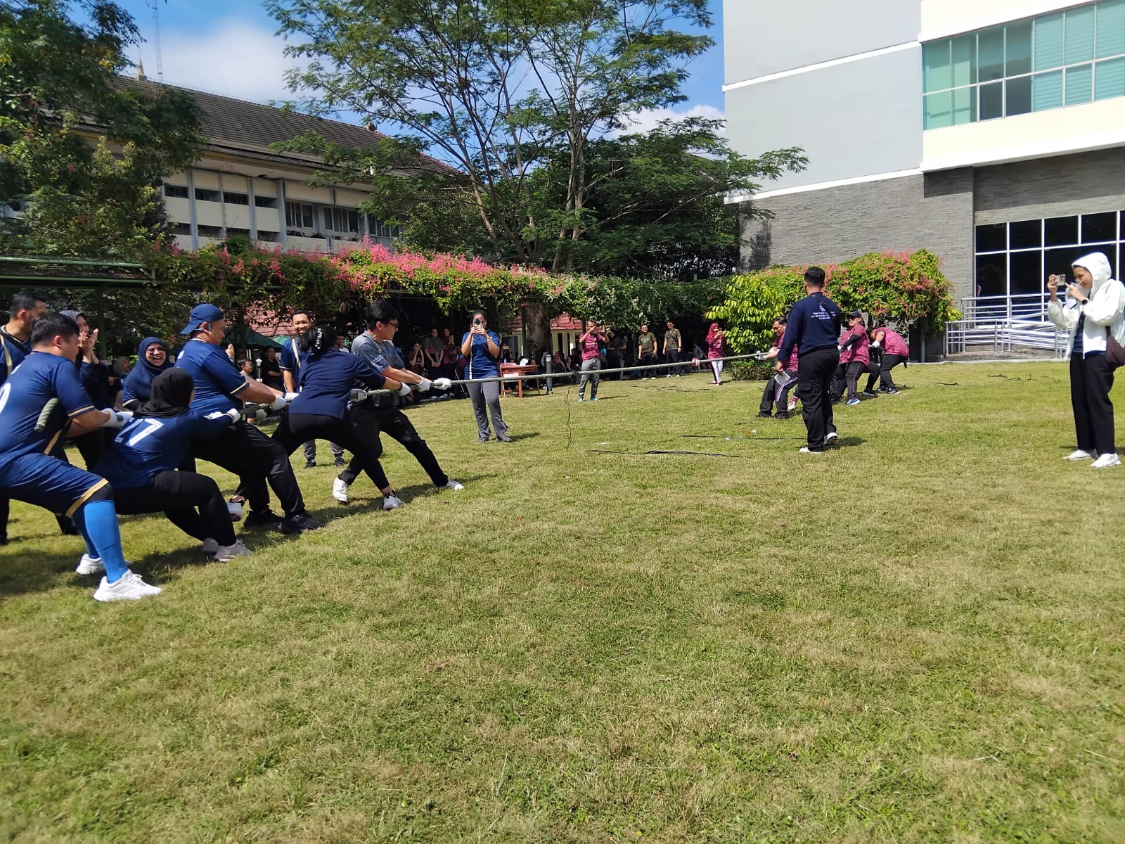 Keterangan Beberapa rangkaian kegiatan Family Gathering FK-KMK UGM di Area Gedung Tahir Foundation, Minggu (8/2) pagi.