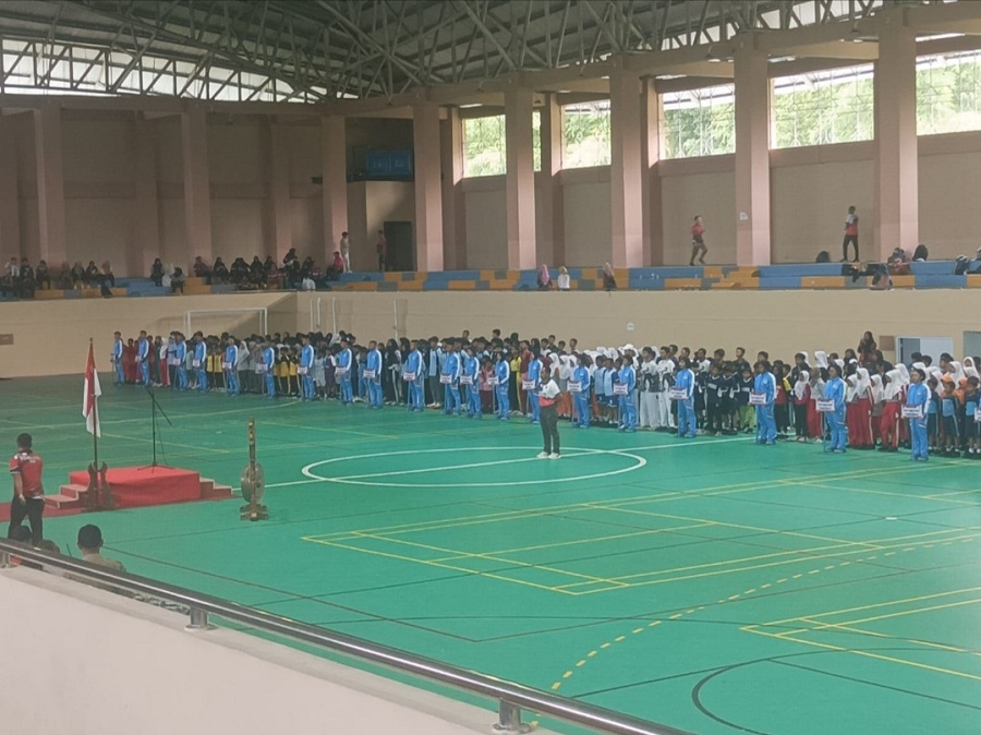 PEMBUKAAN: Ratusan pelajar mengikuti POPDA tingkat Kabupaten Magelang di GOR Pakubumi, Senin (9/2/2026).