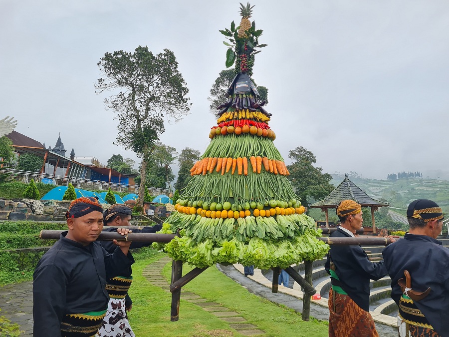 NYAWIJI: Kirab gunungan hingga penampilan tari Minak Koncer turut memeriahkan peringatan Hari Pers Nasional di Negeri Kahyangan, Senin (9/2/2026).