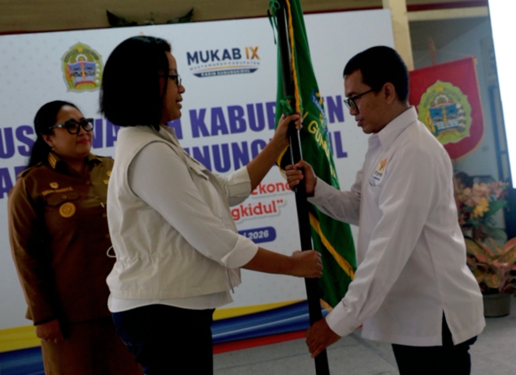 GKR Mangkubumi saat menyerahkan bendera Kadin sebagai simbol Joko Pitoyo kembali memimpin Kadin Gunungkidul.