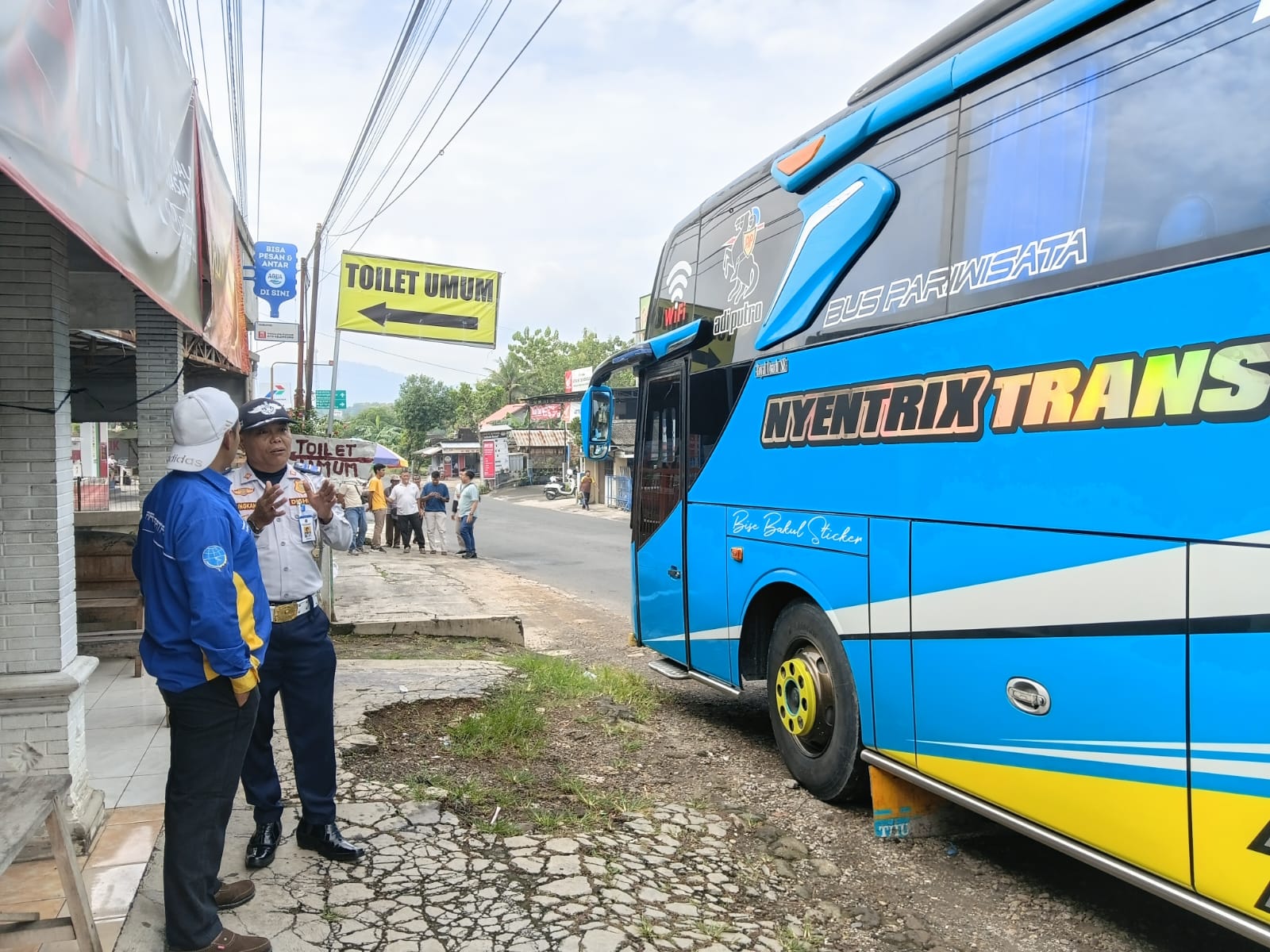 Petugas dishub sedang mengarahkan bus agar tidak mengganggu arus lalu lintas di SPBU Keringan Kapanewon Semin pada Sabtu lalu (7/2).